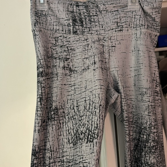Grey and black pattern Alo Leggings - Picture 2 of 3